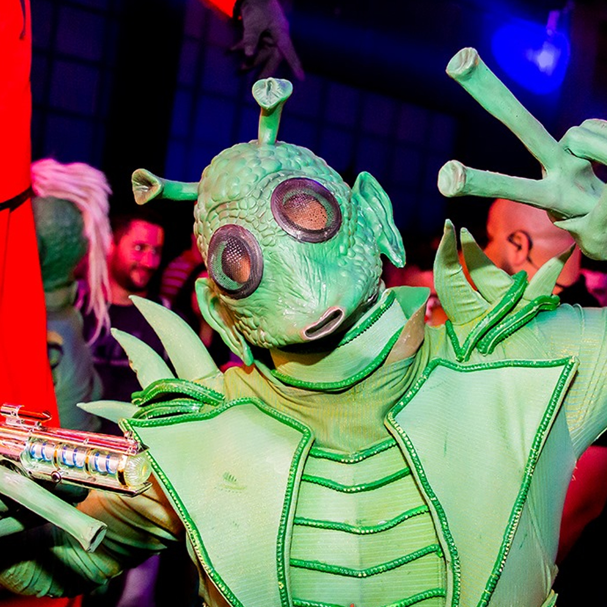 Aliens performance masseventos 5