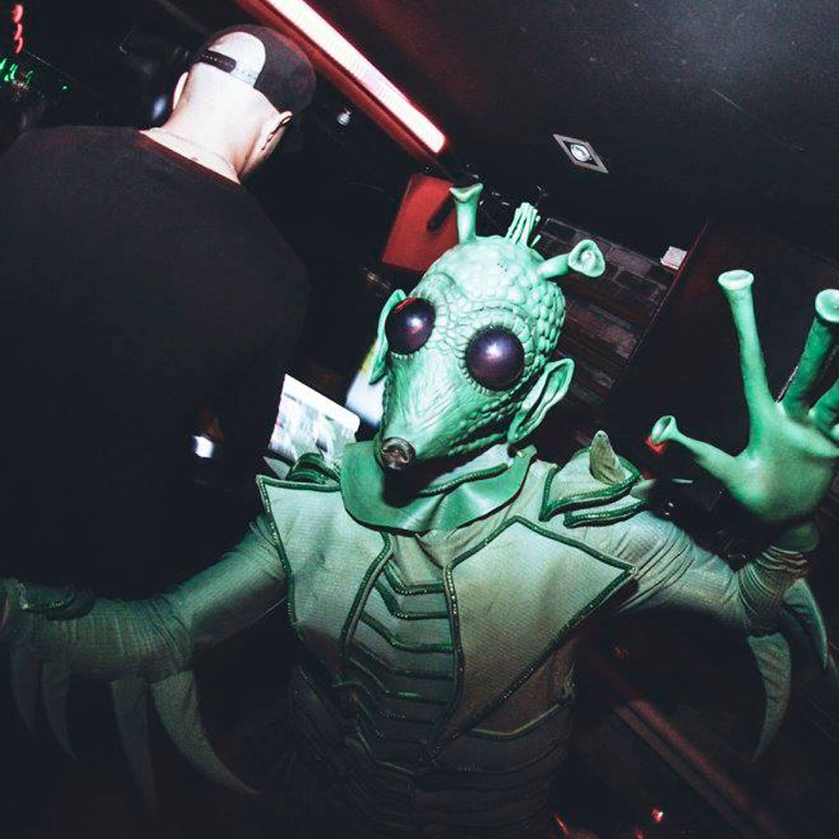 Aliens performance masseventos