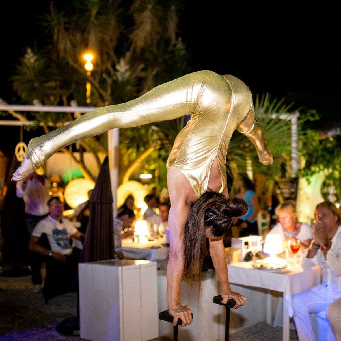 hand stand performance masseventos